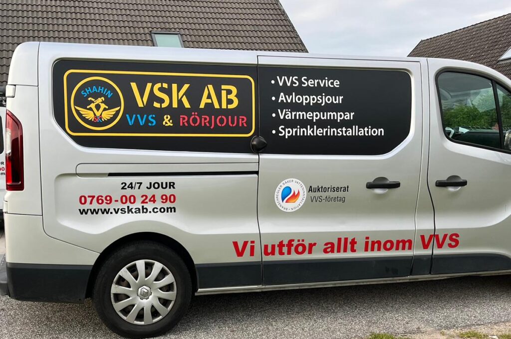 Ditt trygga val av VVS-installatör Hos VSK AB är vi specialister på att ta hand om allt från droppande kranar och byte av WC-stolar till installation och service av varmvattenberedare, elpannor och luft/vatten-värmepumpar. Oavsett om det handlar om ett akut ärende eller planerade arbeten, ser vi till att vara snabbt på plats och erbjuder dig möjligheten att boka våra tjänster samma vecka om det behövs. Vi gör det enkelt att välja VVS-hjälp genom att leverera professionella och trygga lösningar. Våra VVS-tekniker är certifierade, utbildade i branschens regler och har gedigen kunskap om gällande bygglagstiftning. Din säkerhet är alltid vår högsta prioritet, och vi arbetar ständigt för att förebygga och minska risken för vattenskador i hem och företag. Därför ska du välja VSK AB: Kostnadsfri offert – vi hjälper dig att planera ditt projekt. Flexibla bokningar – boka en VVS-tekniker på tider som passar dig. Jour dygnet runt – vi är på plats inom 1 timme vid akuta behov. Auktoriserade tekniker – trygghet och kvalitet i varje projekt. Transparenta priser – vi håller oss till det pris vi kommit överens om. ROT-avdrag – få lägre kostnad när du anlitar oss. VVS-tekniker med lediga tider samma vecka God service och hög säkerhet är grunden för vårt arbete. Utöver vår rörjour som är tillgänglig dygnet runt erbjuder vi snabba bokningar med möjlighet till service redan inom några dagar. Alltid auktoriserade tekniker Vi garanterar att alla våra arbeten utförs av certifierade tekniker. Det handlar inte bara om att leverera kvalitetsarbete utan också om att uppfylla försäkringsbolagens krav och säkerställa tryggheten i din fastighet.